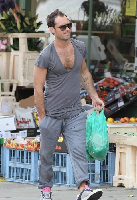 白t恤多种穿搭法男,男人一件t恤30种搭配怎么穿都时髦