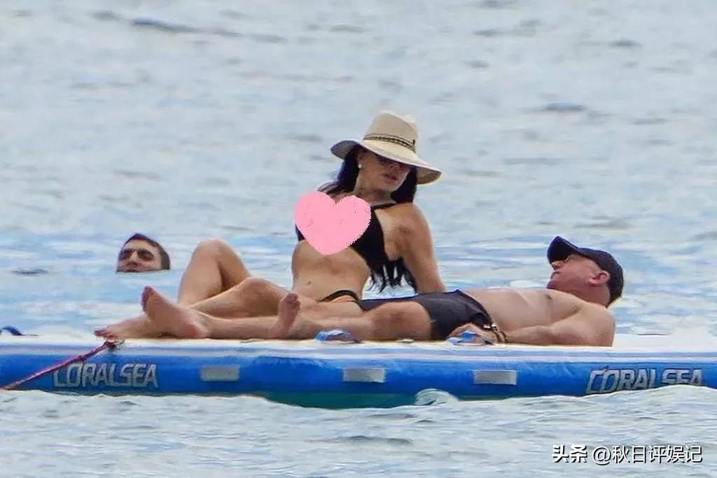 贝佐斯和桑切斯在游艇,贝佐斯乘5亿美元豪华游艇出海