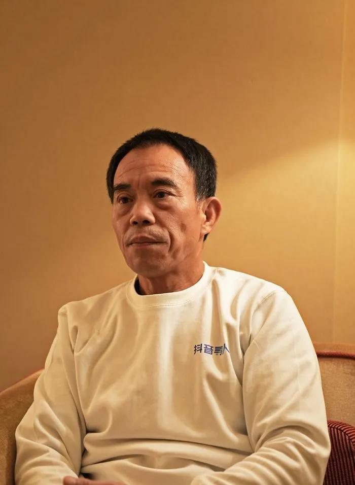 台湾“灵魂摆渡人”，放弃高薪工作，20年间自费送200位老兵回家