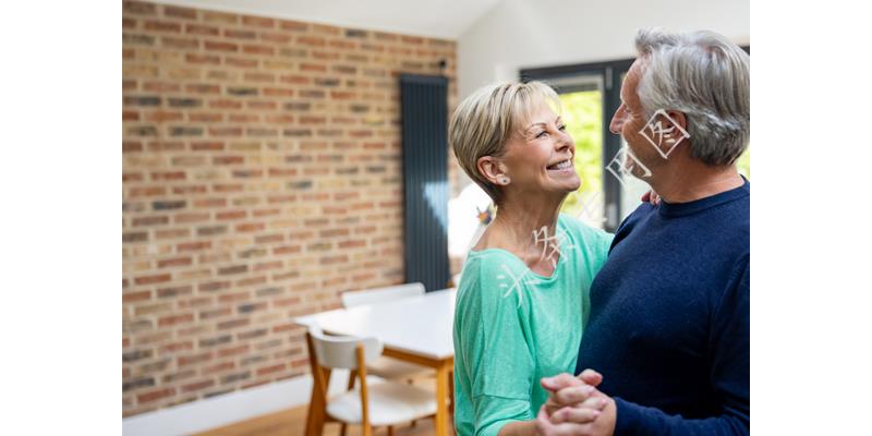 离婚十年，60岁的她拎一包东西上门：东西收下，我照顾你有仨条件