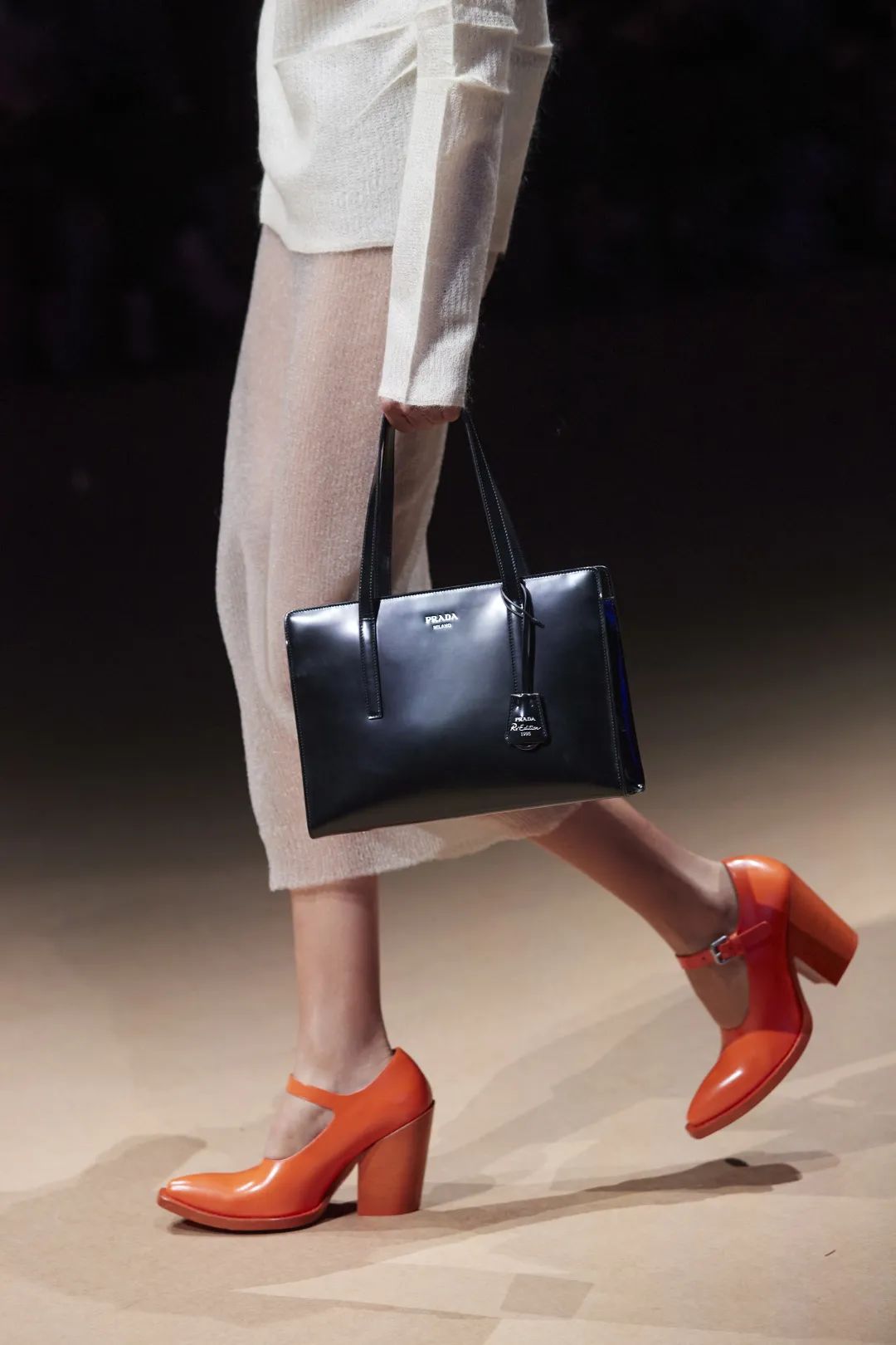 在Prada的戏梦中，以对立之境现原生之美