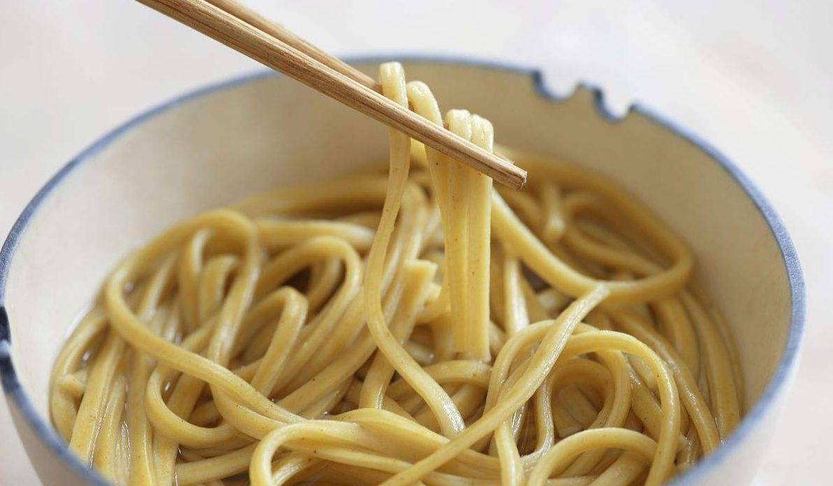 买的湿面条煮不烂还很硬怎么回事,湿面条为什么煮不烂