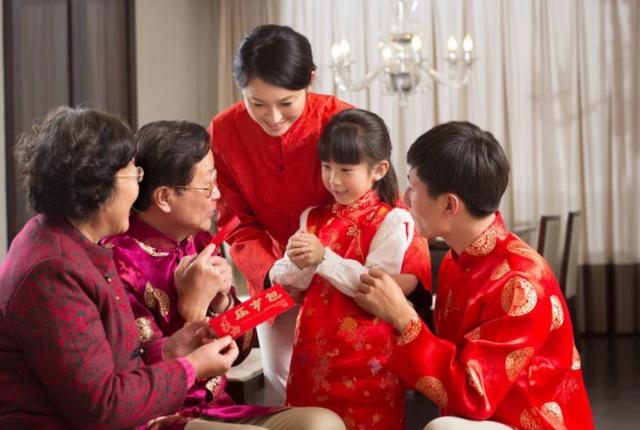 给压岁钱是一种习俗，除夕夜和大年初一给意义不同，千万别给错了