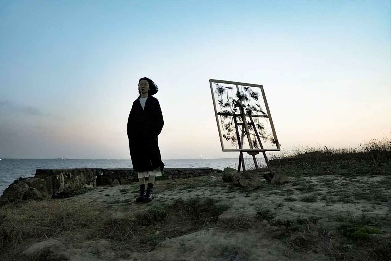 24岁女孩缝出巨型子宫，请人走进去，感受被母体包裹的温柔