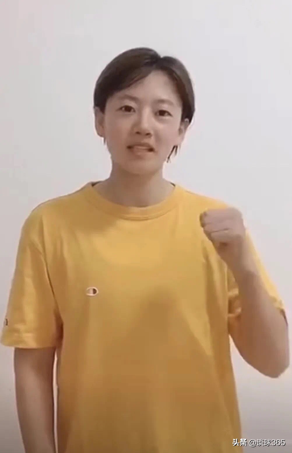 34岁前女足队长升任主教练，昔日铁闸绰号“小狼”，退役后当老师