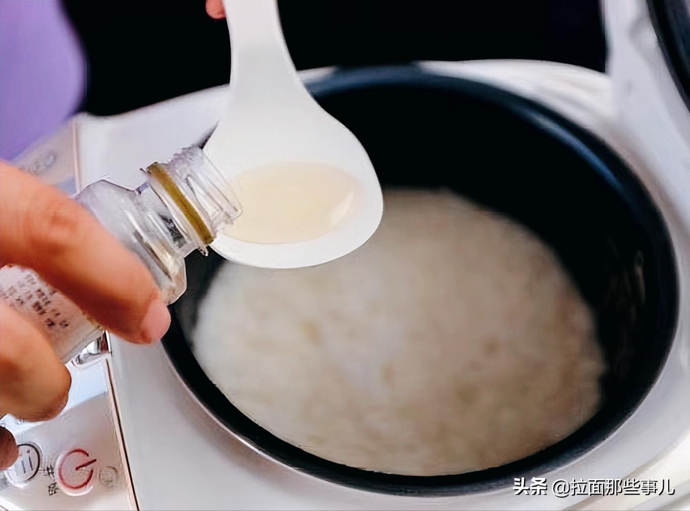 放什么材料蒸米饭才好吃,米饭发黏是水太少了吗