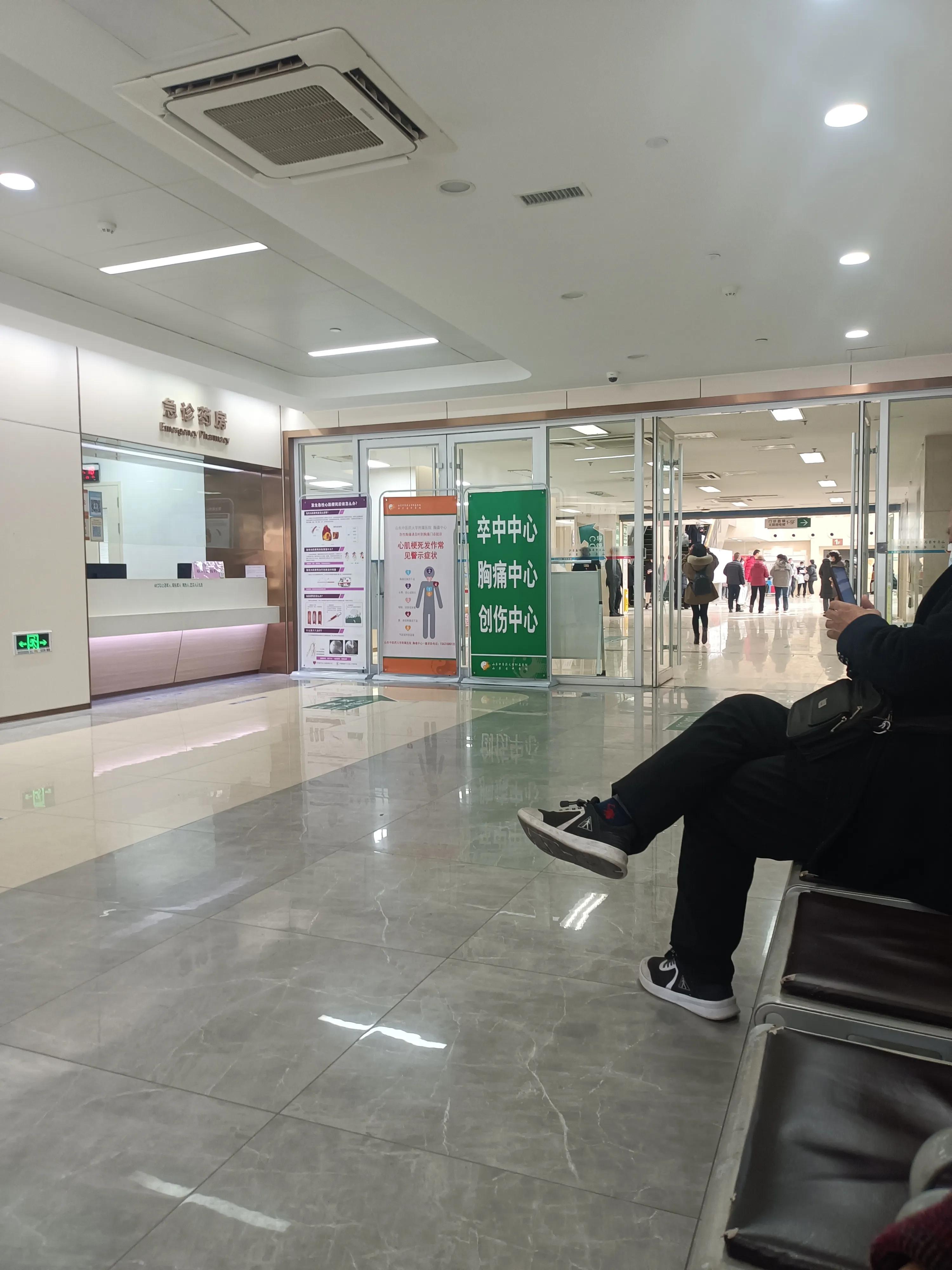 脚踝骨折一个月复查缝隙变大,左脚外踝撕脱骨折多久能恢复正常