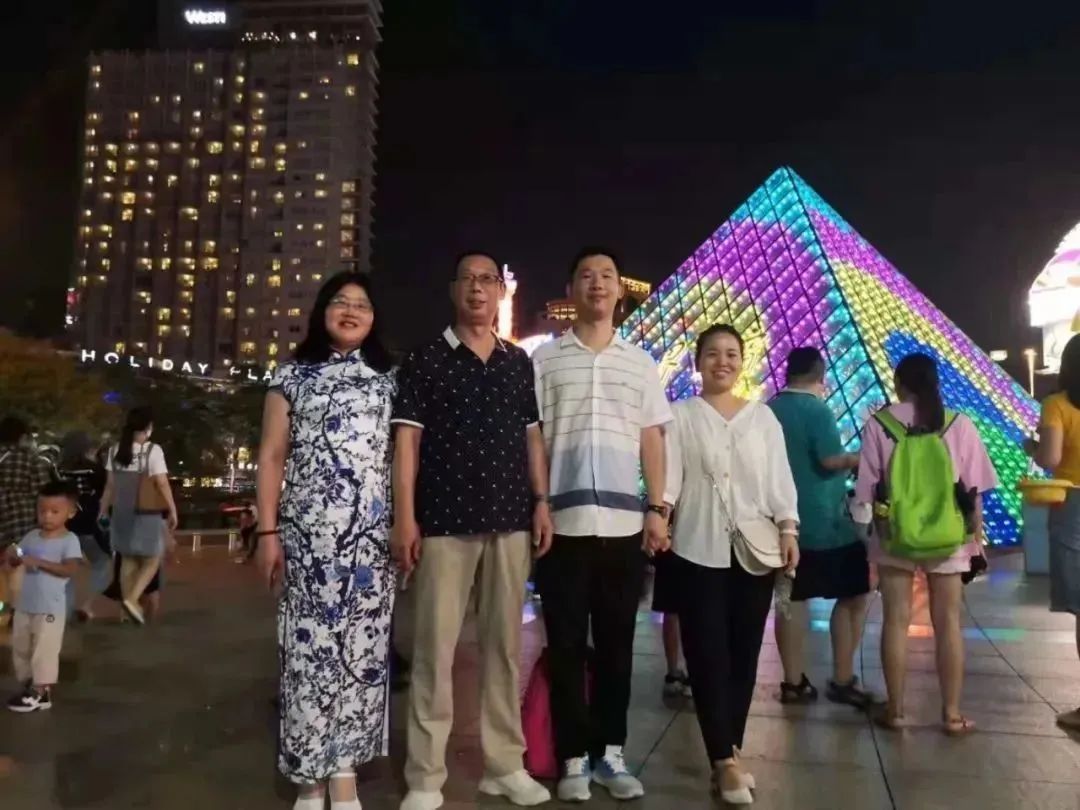 致三十周岁的宝贝儿子李淑华（江苏）《浪子情怀》诗歌集