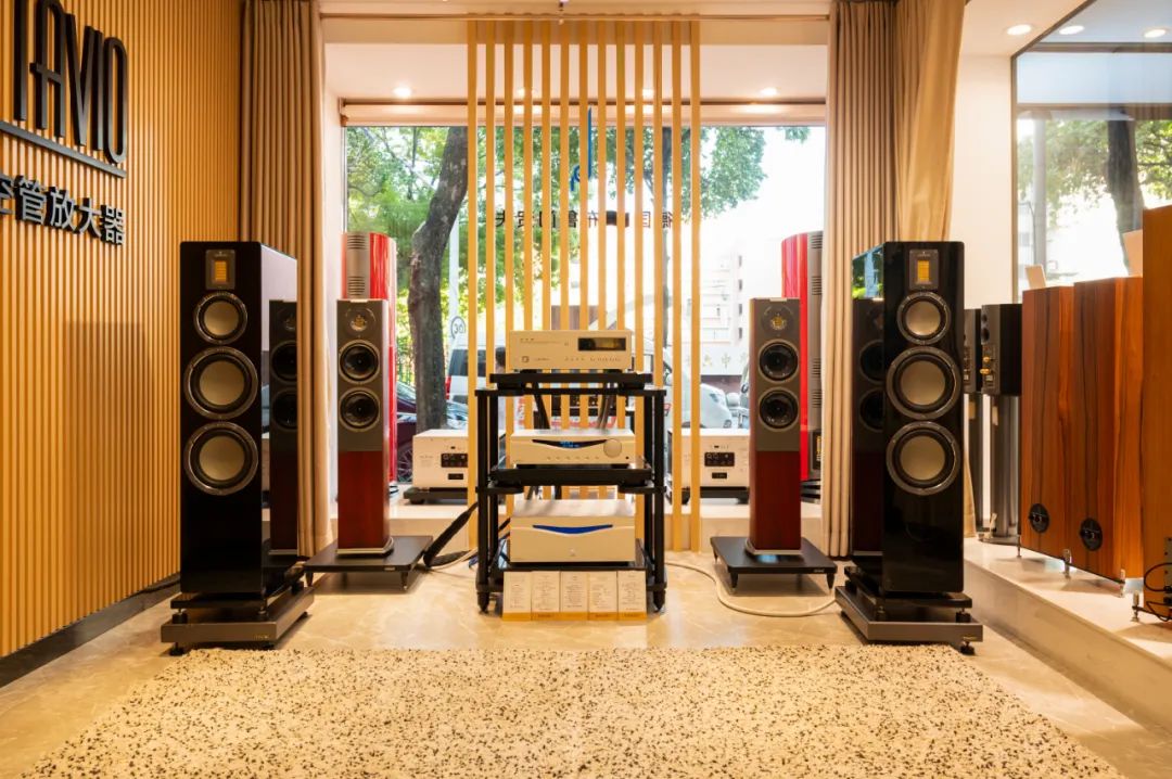 唯美而富有诗意！AudiaFlight歌匠FLS1/FLS4前后级