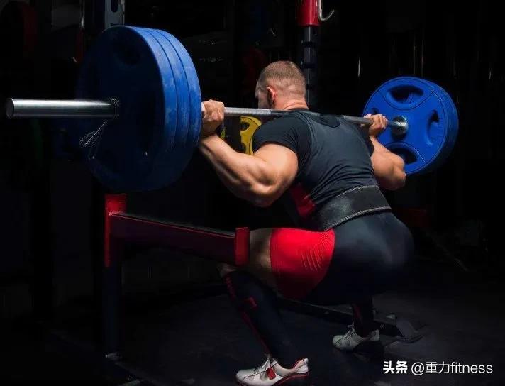杠铃蹲要数量还是质量,杠铃箭步蹲和杠铃深蹲哪个好