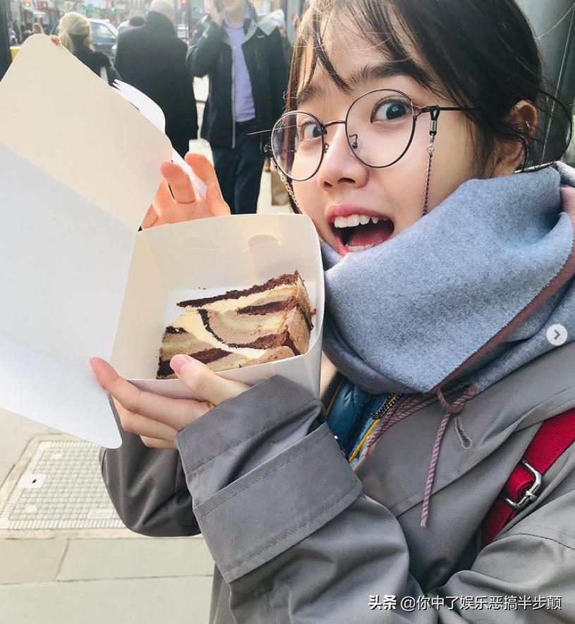 韩国演员金香起与男演员互动,韩国00后女星金香奇