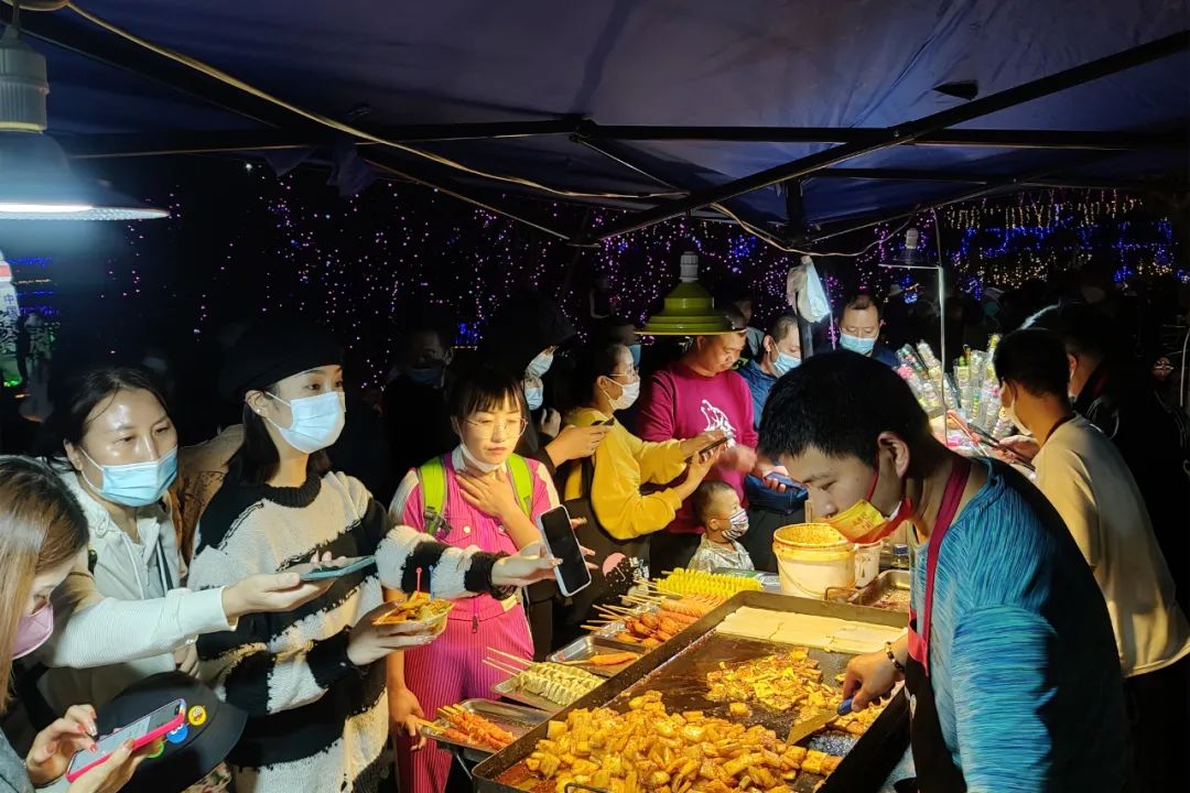 比年味谁更浓？谁能比得过花灯锦簇的栖云！