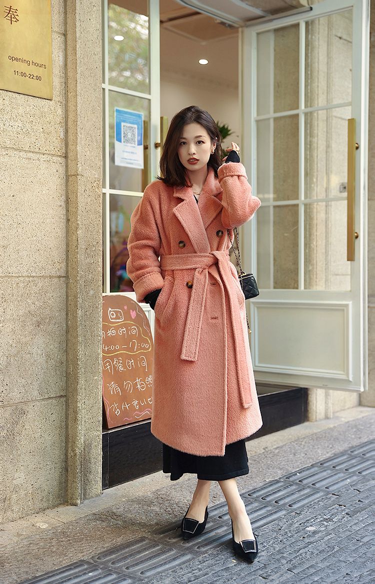 秋冬素色大衣太单调这样穿更高级,黑色大衣冬季怎么穿出时髦感