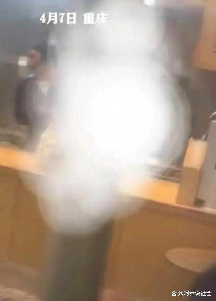 劲爆：重庆霸王茶姬奶茶店现女子*场脱现**衣，网友都看呆了