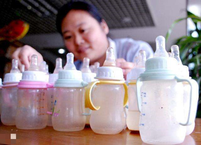 给奶瓶消毒用开水烫可以吗,婴儿奶瓶直接开水烫可以消毒吗