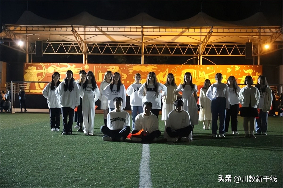 四川工商学院举行“祝福祖国”草坪歌舞秀