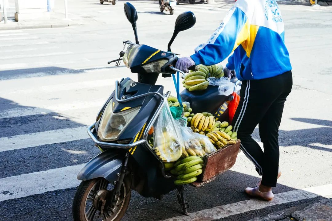 早餐烤乳猪，海鲜论盆卖？这座海岛小城舒坦得有点离谱了