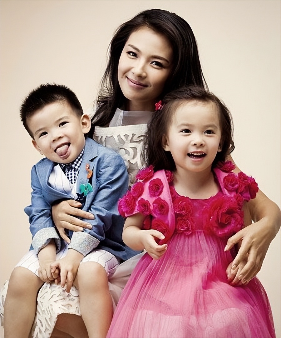 刘烨刘涛全家福,妈妈生日刘涛罕见晒母女合影