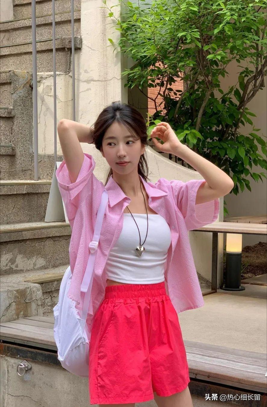 t恤加上立体感强的衬衫气场全开,女式短袖t恤衬衫