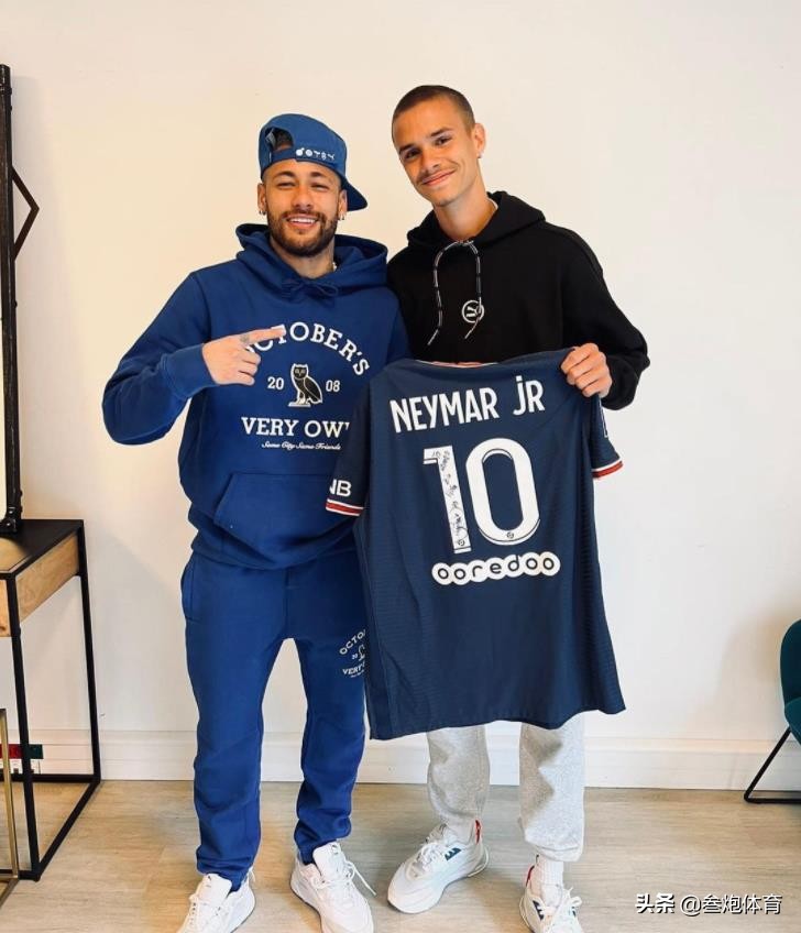 小贝二儿子追星巴黎三巨头，梅西穿粉红豹裤子显腿短，身高被吐槽