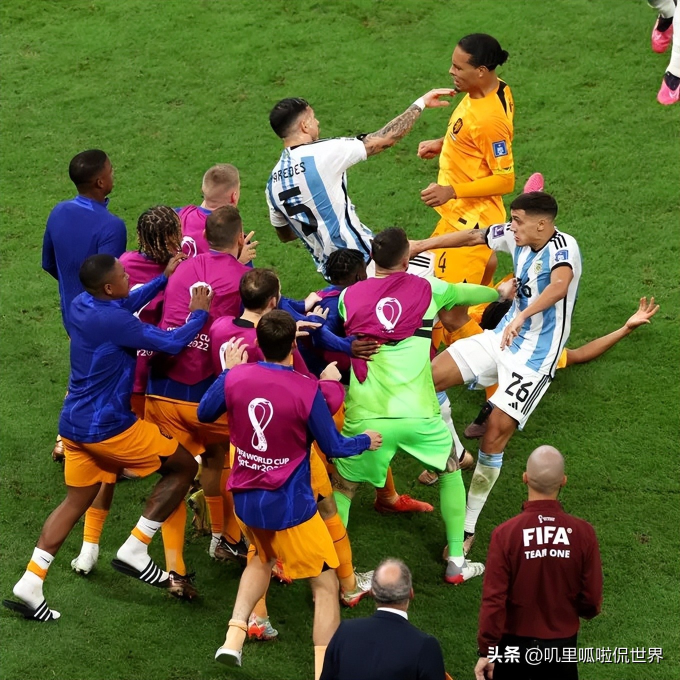 16张黄牌和四张红牌足球比赛,足球场谁跑动最多