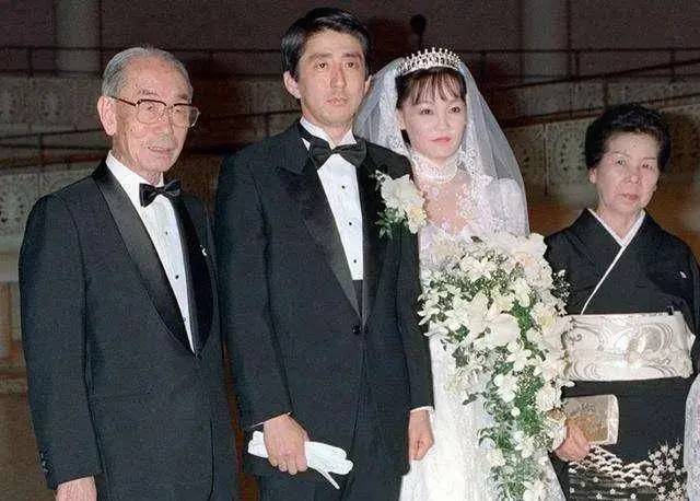 政治牛人安倍的另一面：向妻子“投降”，独宠麻烦夫人