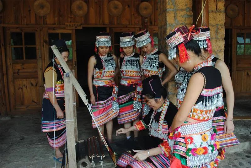 云南花腰傣服饰视频,云南玉溪新平花腰傣服饰