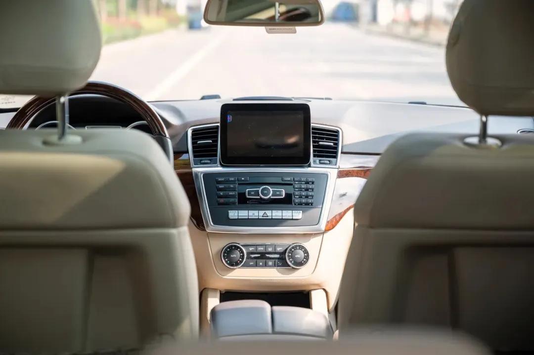 奔驰ml400的二手车实际感受,百万级硬派越野车奔驰ml400