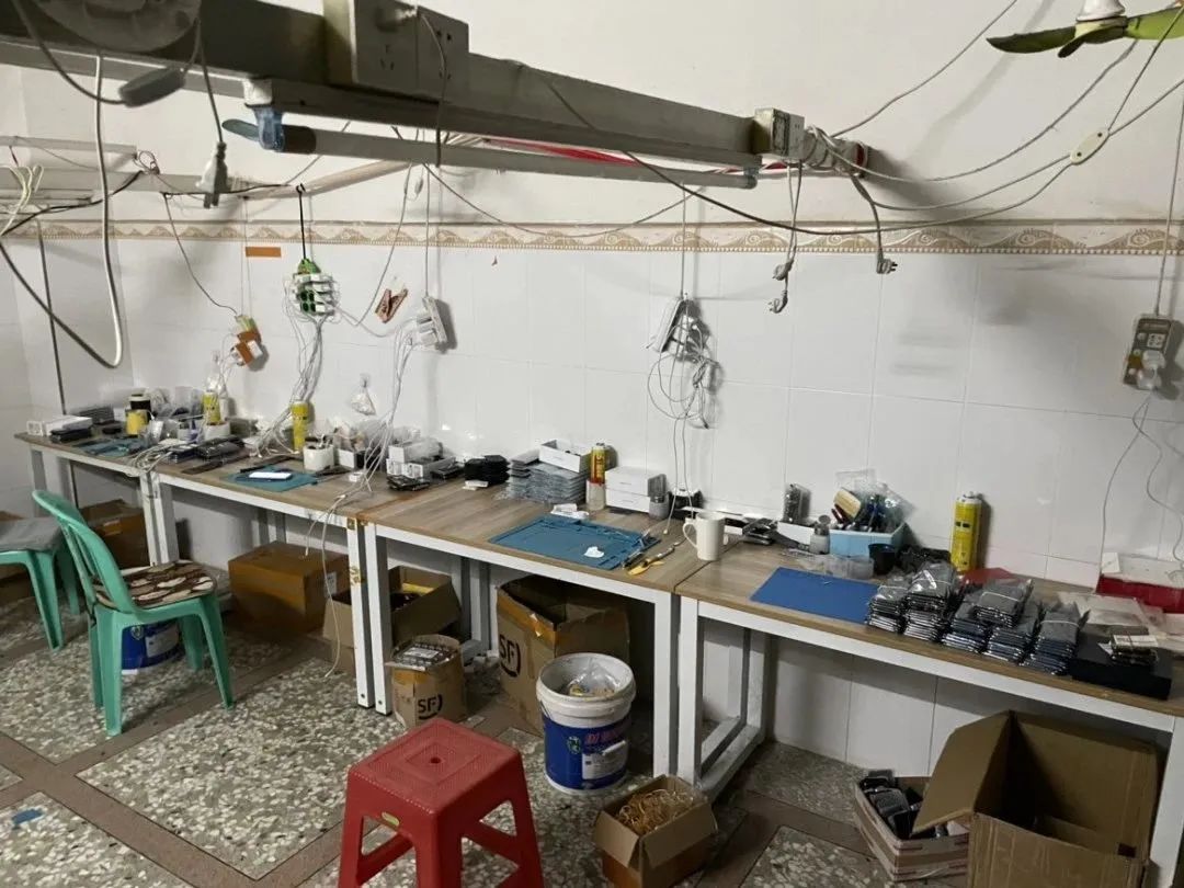 警方端掉一条制售假手机产业链,警方打击假手机