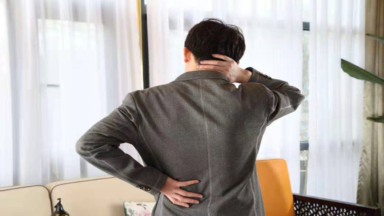 肩膀痛连着胳膊的肌肉痛是肺癌吗,肺癌肩膀痛和颈椎病肩膀痛的区别