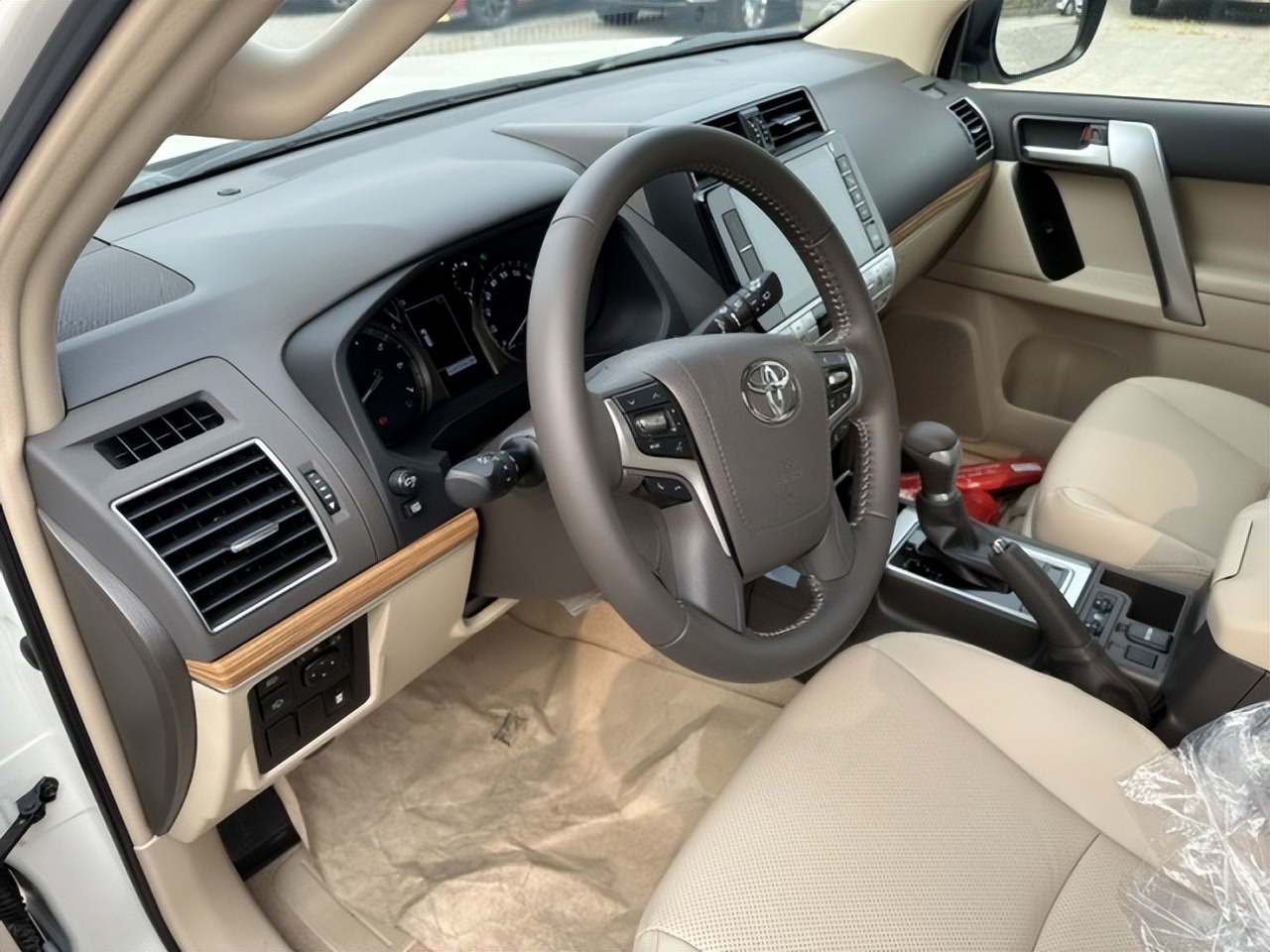 国六中东版霸道4000顶配，带熏黑套件，这样的外观真的很少见