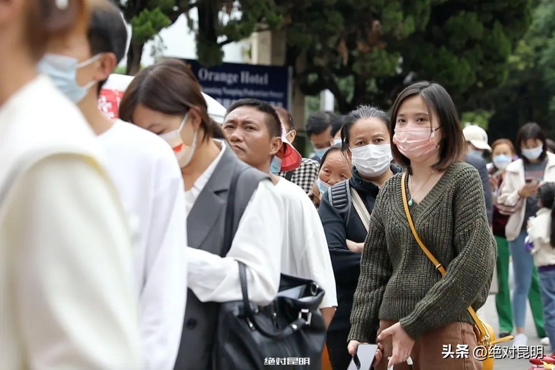 中秋节时妈妈买了许多月饼,中秋妈妈给我寄了一箱月饼