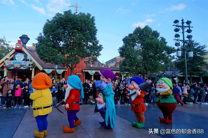 周末白相里的一张床、一群朋友、暴走于迪士尼乐园