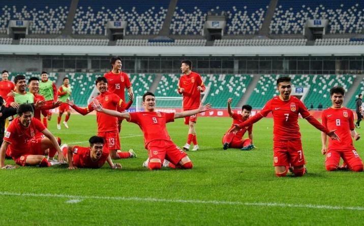 国青2-0沙特集锦,足球热搜第一