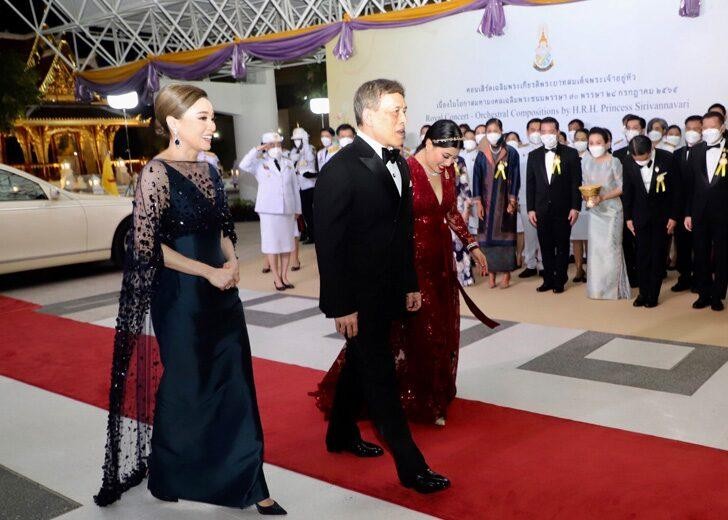 泰王屈膝礼,苏提达生日庆典