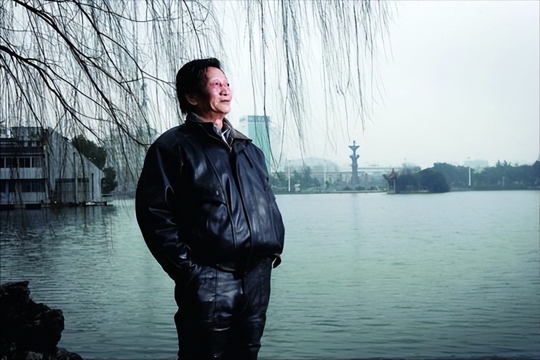 1976年男子靠卖瓜子成为百万富翁惹争议，*小平邓**得知后：先放一放