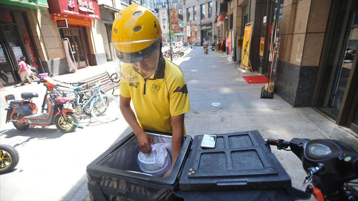 点外卖袋子里惊现活老鼠 (外卖里惊现整只死老鼠)