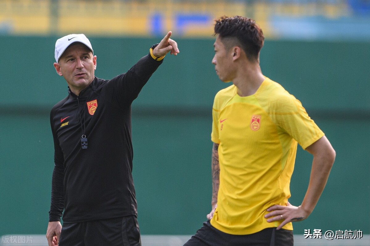 神秘之师？留洋球员周通接待国脚，新西兰主帅不解国足一年没比赛
