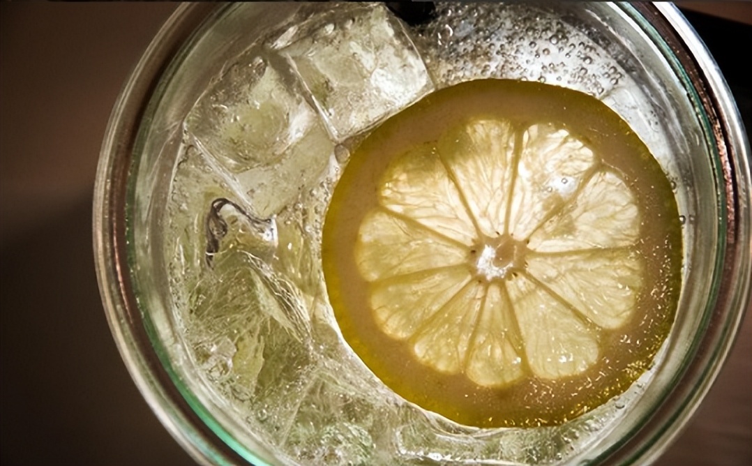 柠檬泡水的正确方法和功效,柠檬泡水的正确方法倪海厦