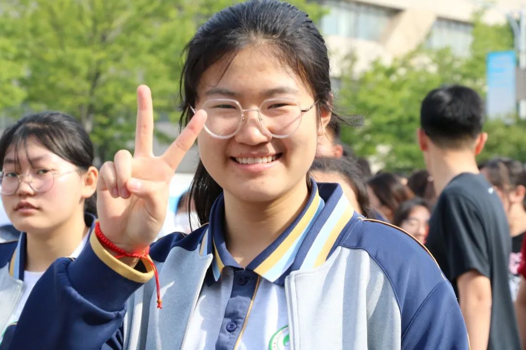 刚刚，青岛5万多勇士霸气走进战场！少年，此去何求？夺盛名、拔头筹、争魁首、独占鳌头！