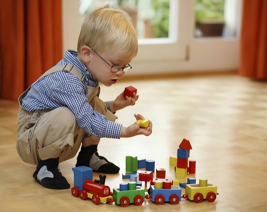 孩子爱搞小动作怎么管教,小孩有偷摸的行为怎么引导改正