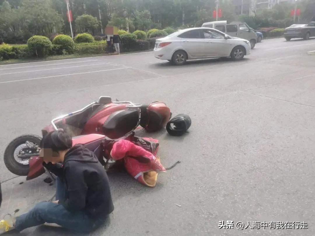 17岁孩子骑电动车撞人负什么责任,15岁男孩骑车撞死人有责任吗