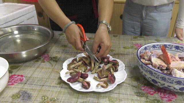 云南红菇好吃吗,云南山野红菇