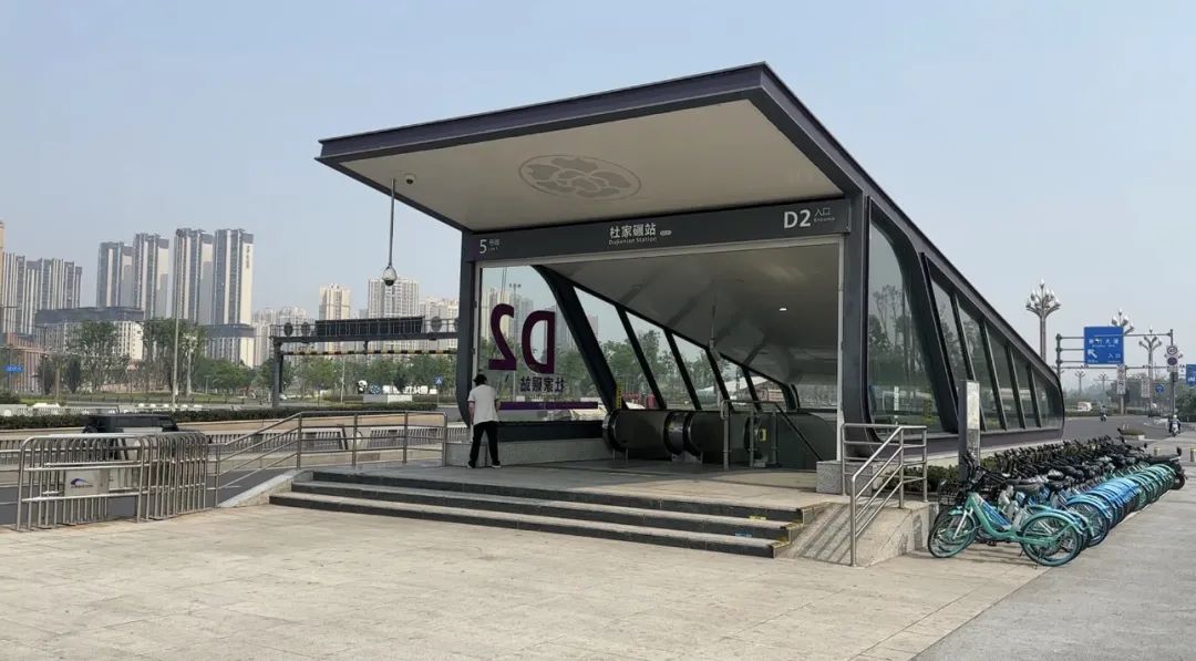 去成都凤凰山看球哪里停车,成都三万人看球赛