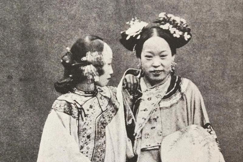 摄影师拍摄的戴清朝护甲的女人,外国摄影师镜头下清朝