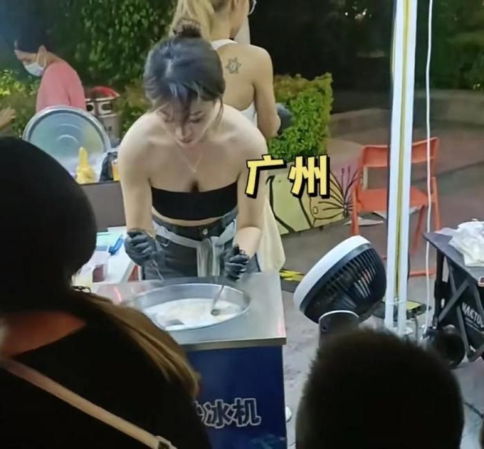 女子穿抹胸卖炒冰,生意好到不行,终是女人好赚钱啊!