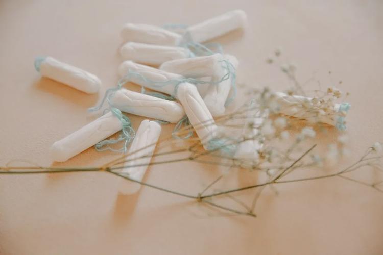 21岁女生偷用卫生棉条被卡住，去医院求助，医生苦笑：方法用错了