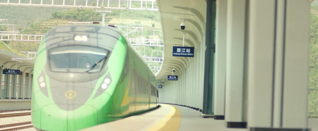 中老铁路第一趟列车抵达万象,中老铁路首趟国际客运列车发车