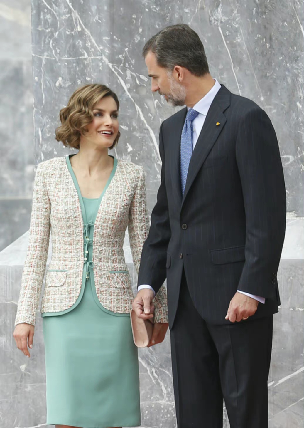 莱蒂齐亚百褶裙,莱蒂齐亚王后穿衣搭配图