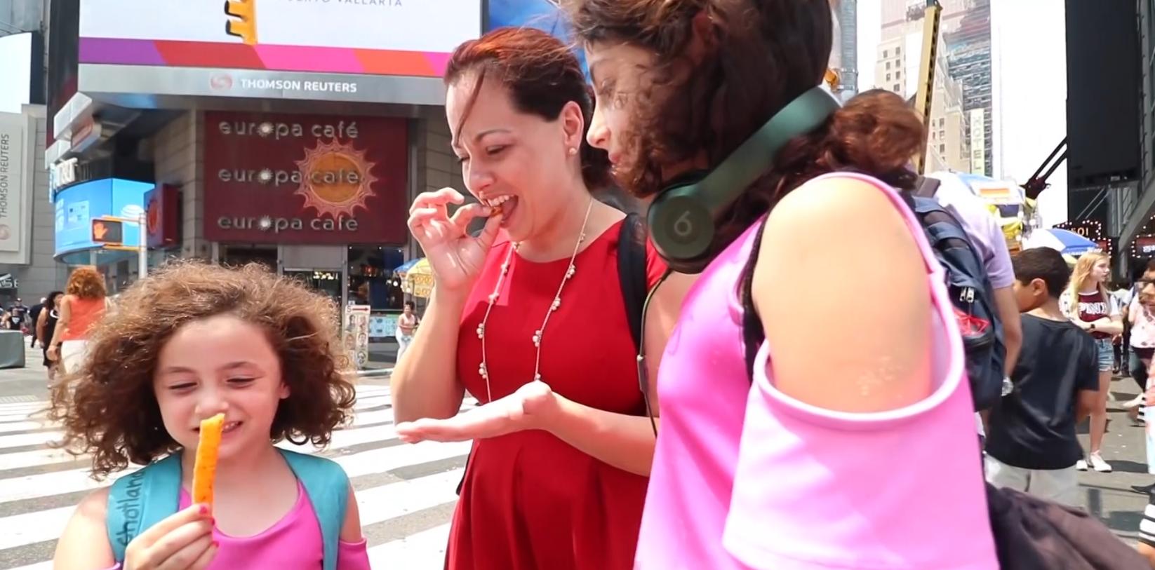 在美国街头第一次吃中国辣条,美国小伙第一次吃中国辣条